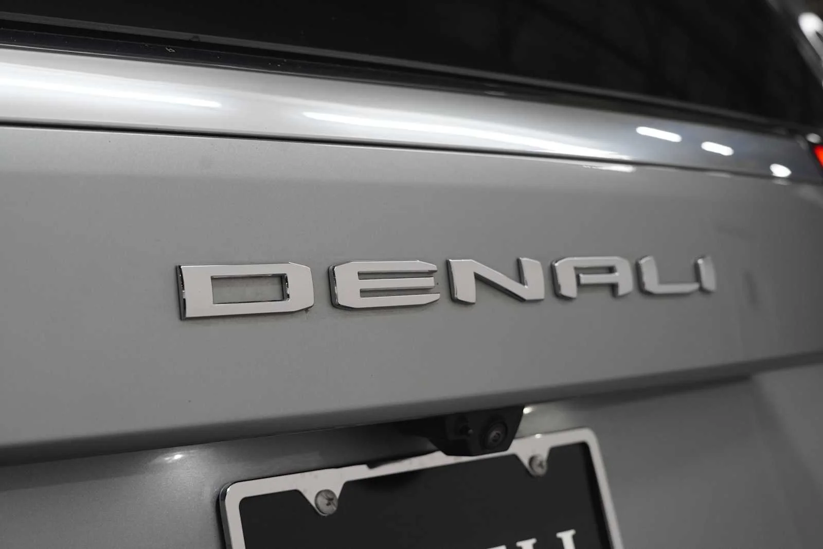 Used 2025 Sterling Metallic GMC Denali image 9