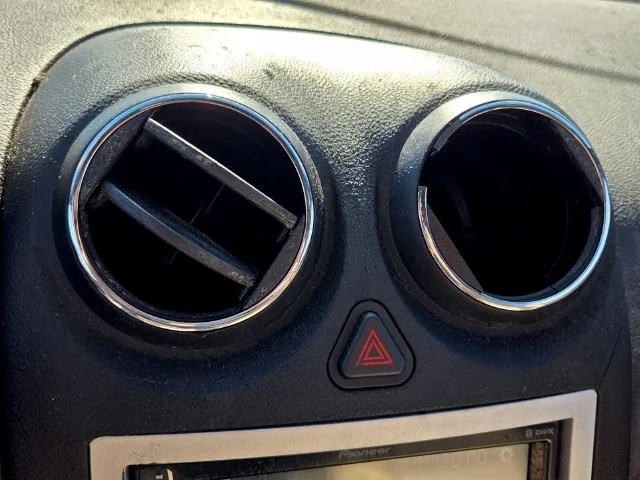 Used 2006 White Pontiac GT image 18
