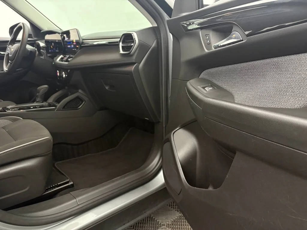 Used 2025 Sterling Gray Metallic Chevrolet LT image 25
