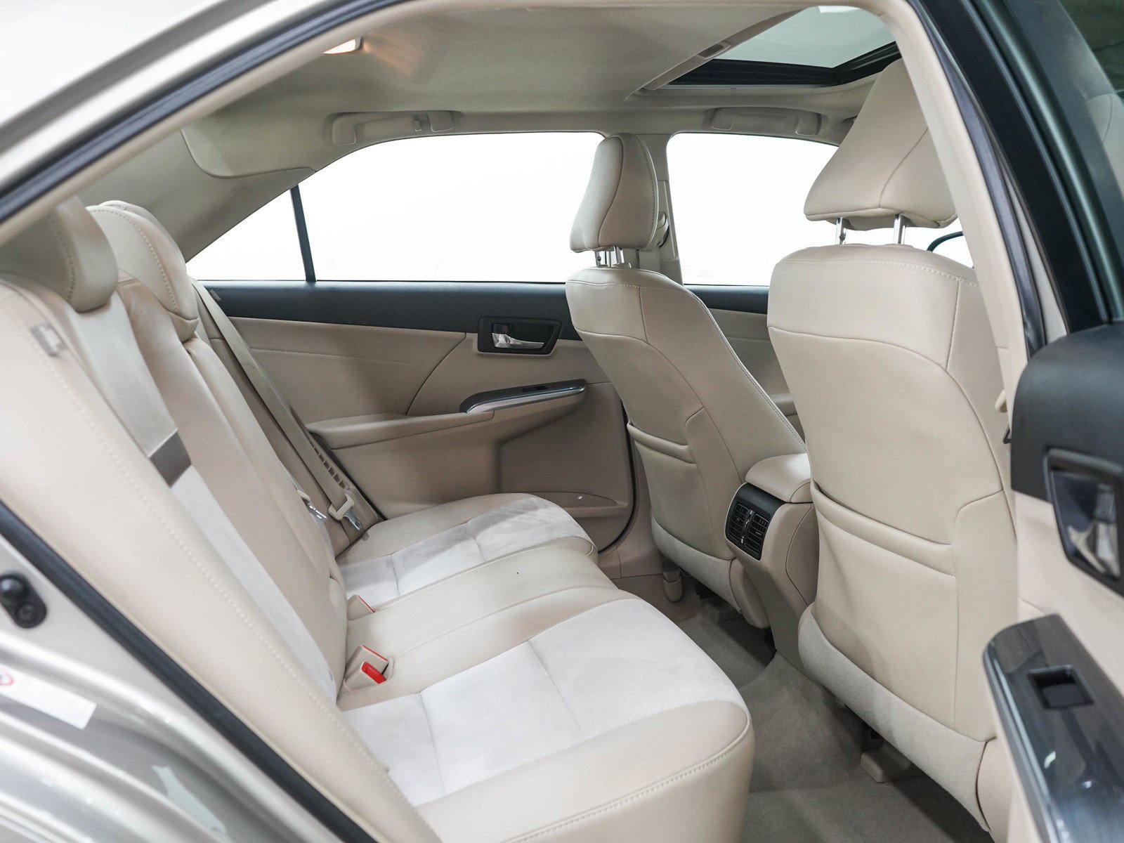 Used 2014 Creme Brulee Mica Toyota 4dr Sdn XLE (Natl) *Ltd Avail* image 13
