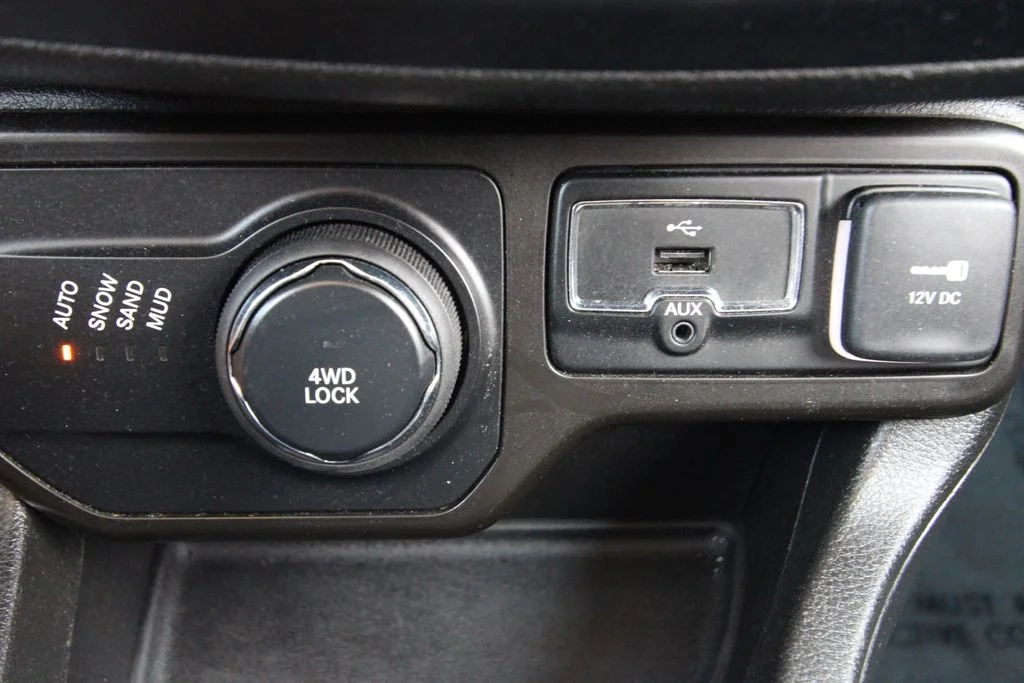 Used 2021 Black Jeep Latitude image 25