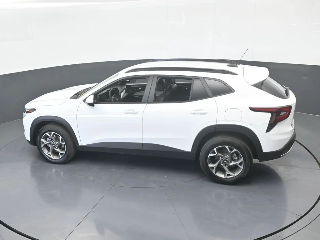 Used 2025 Summit White Chevrolet LT image 49