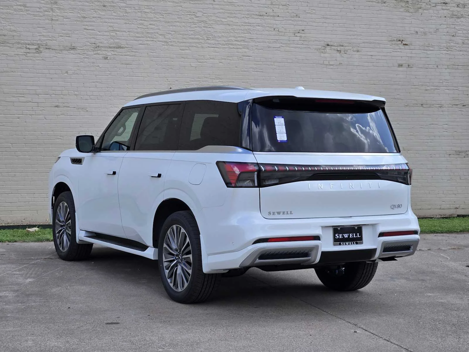 New 2026 RADIANT WHITE INFINITI Luxe 2WD image 4