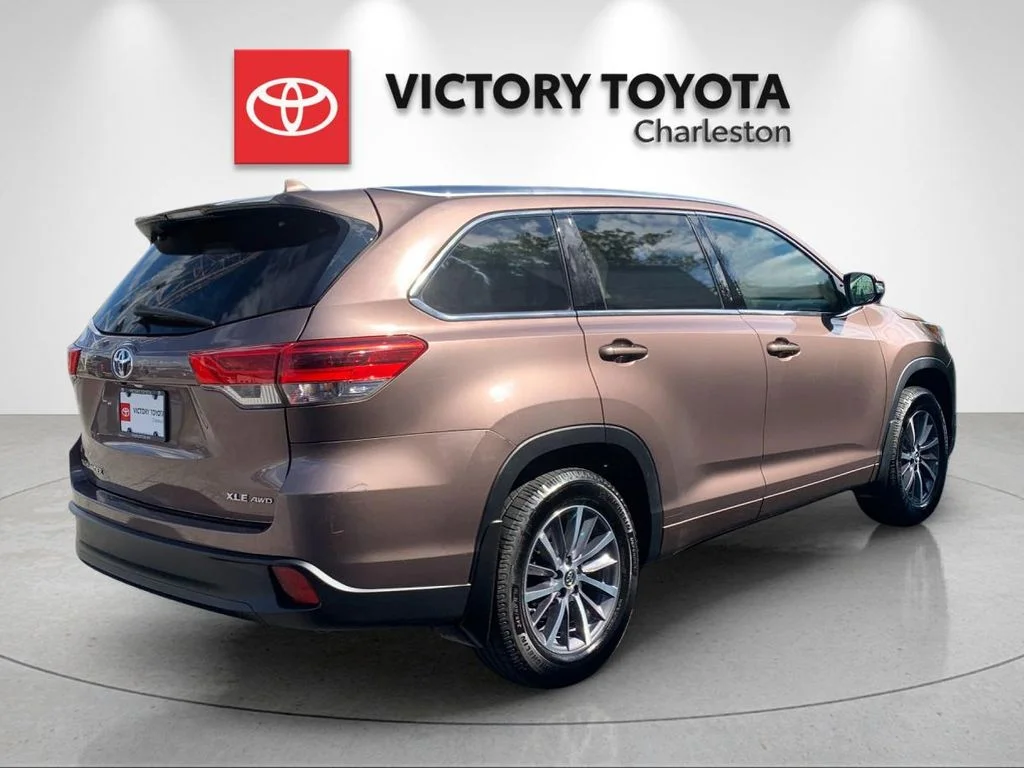 Used 2017 Brown Toyota XLE image 7