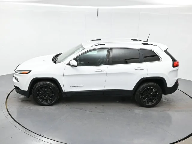 Used 2018 Bright White Clearcoat Jeep Latitude Plus image 35