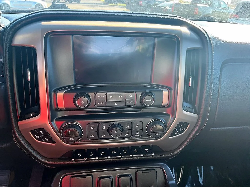 Used 2015 White GMC Denali image 28