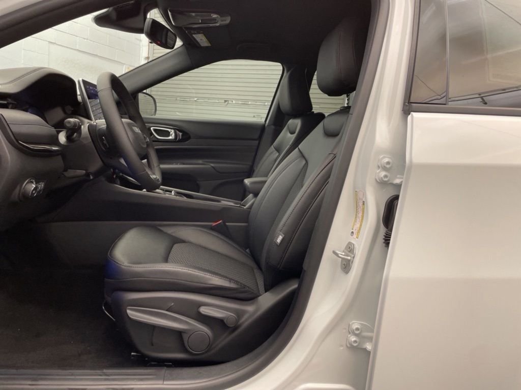 New 2026 Bright White Clear-Coat Exterior Paint Jeep Latitude image 15