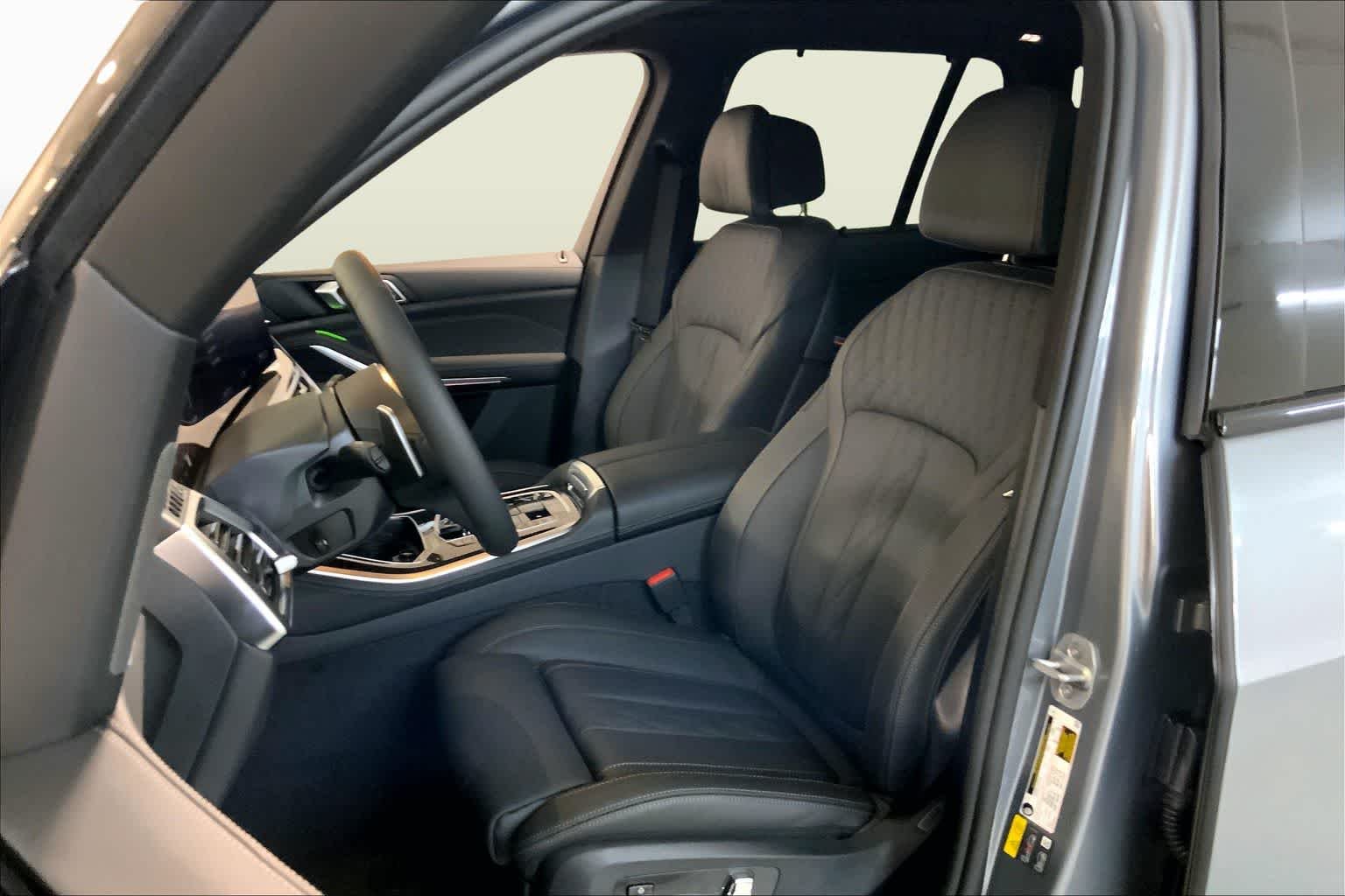 New 2026 Skyscraper Grey Metallic BMW xDrive50e image 9
