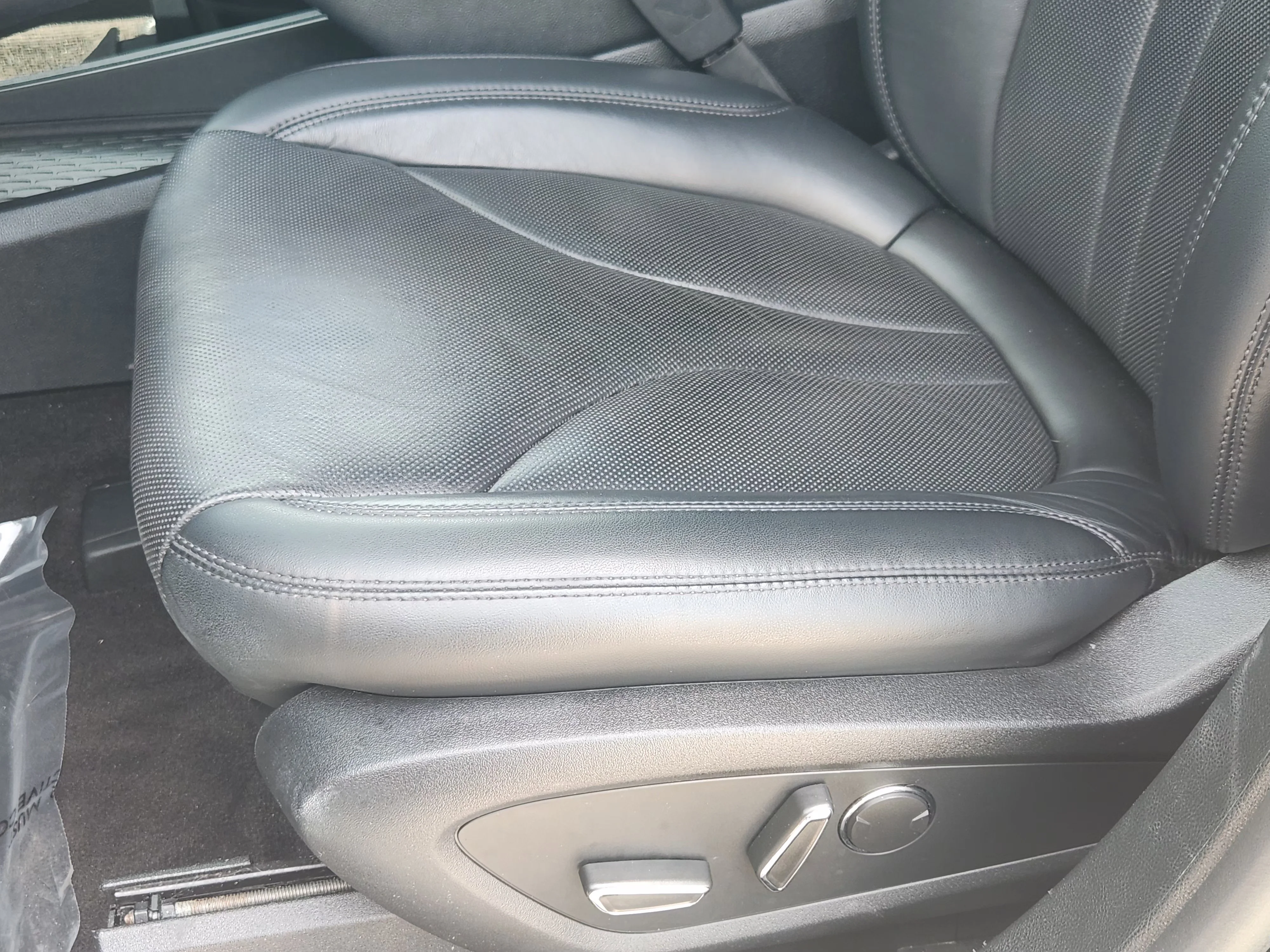 Used 2019  Lincoln Reserve image 24