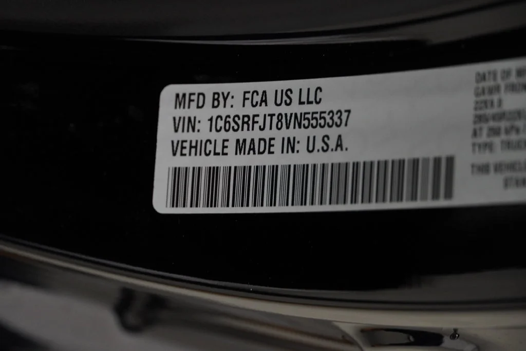 New 2027 Diamond Black Crystal Pearl-Coat Exterior Paint RAM Laramie image 39