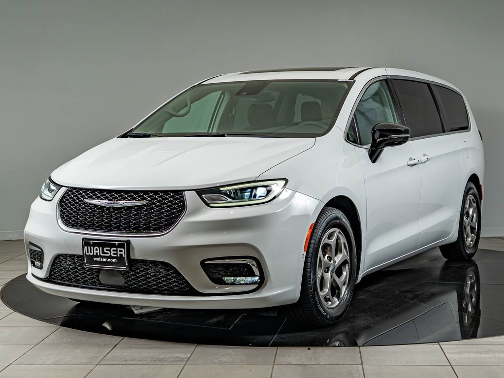 Used 2024 Bright White Clearcoat Chrysler Limited image 1