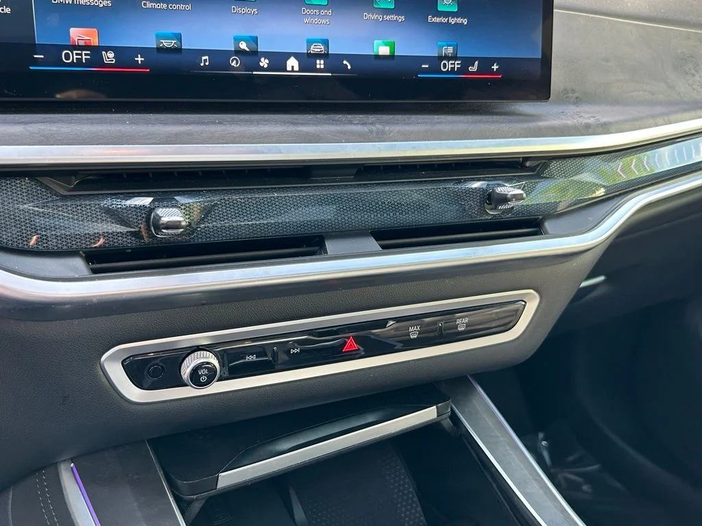 Used 2025 White BMW xDrive40i image 24