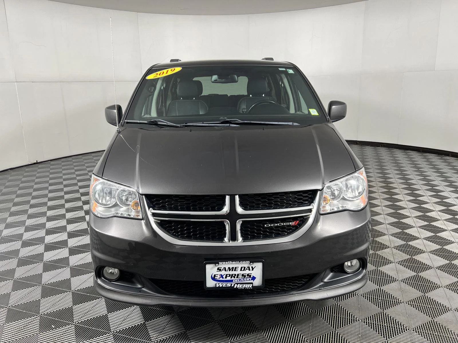 Used 2019 Granite Pearlcoat Dodge SXT image 5
