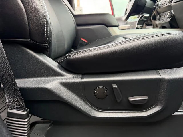 Used 2020  Ford Lariat image 25