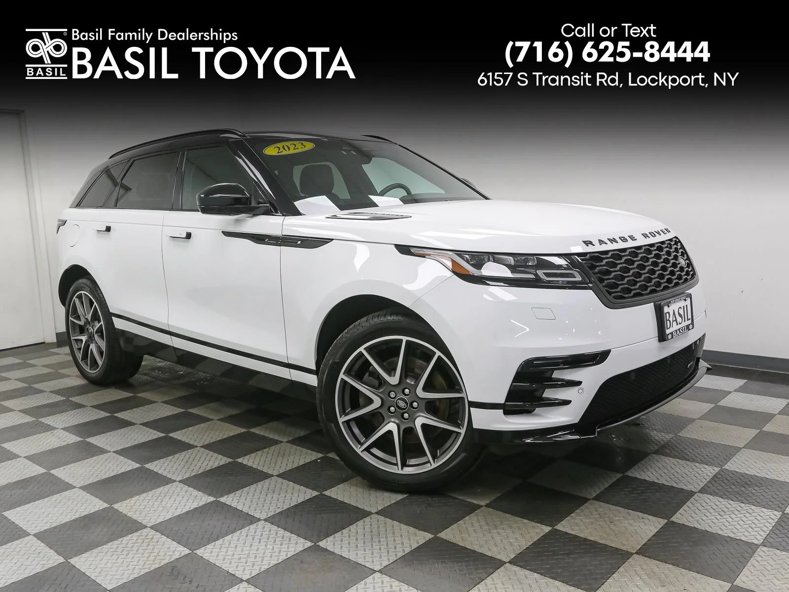 Used 2023 Fuji White Land Rover R-Dynamic S image 1