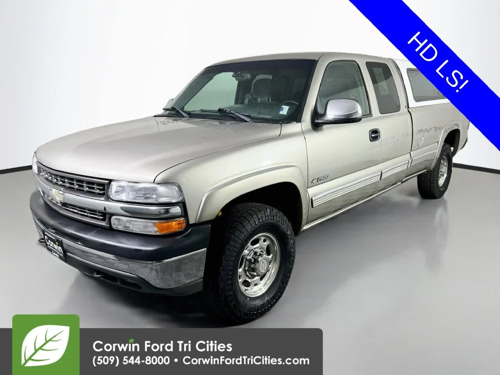 Used 2000 White Chevrolet LS image 4