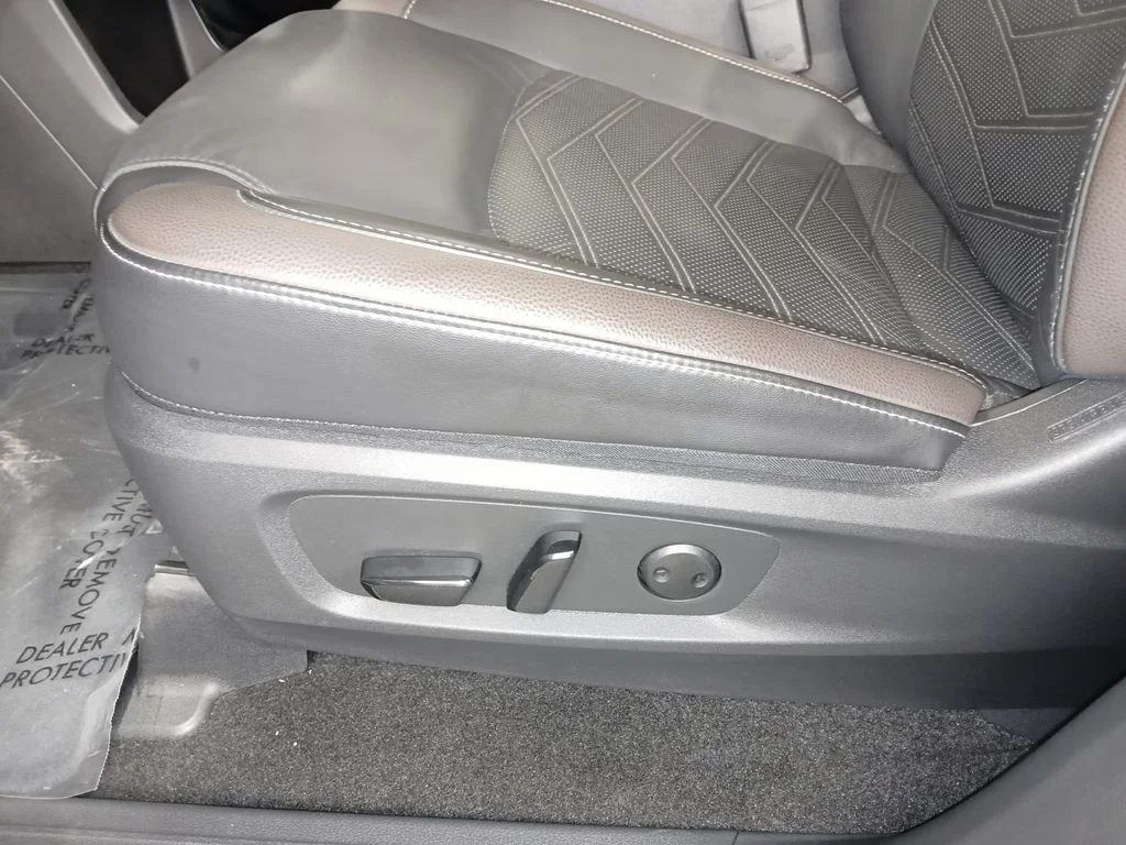 Used 2025 Gray Nissan Platinum image 19