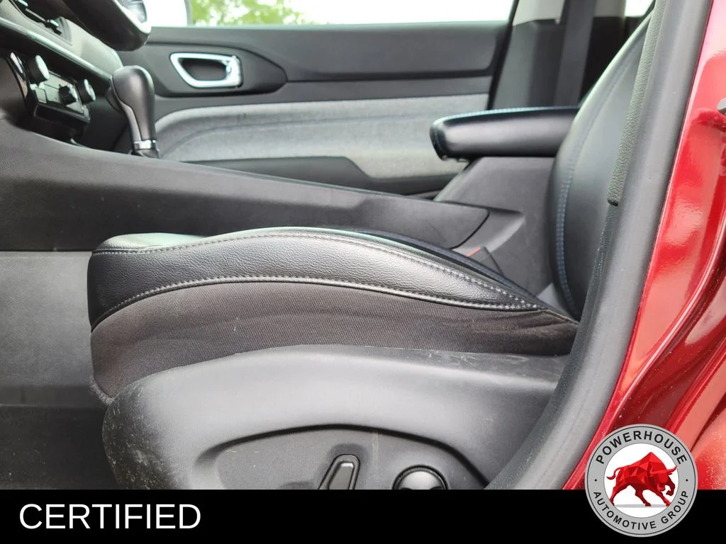 Used 2022 Red Jeep Latitude image 25