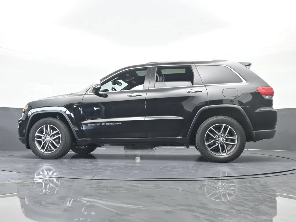 Used 2017 Diamond Black Crystal Pearlcoat Jeep Limited image 57