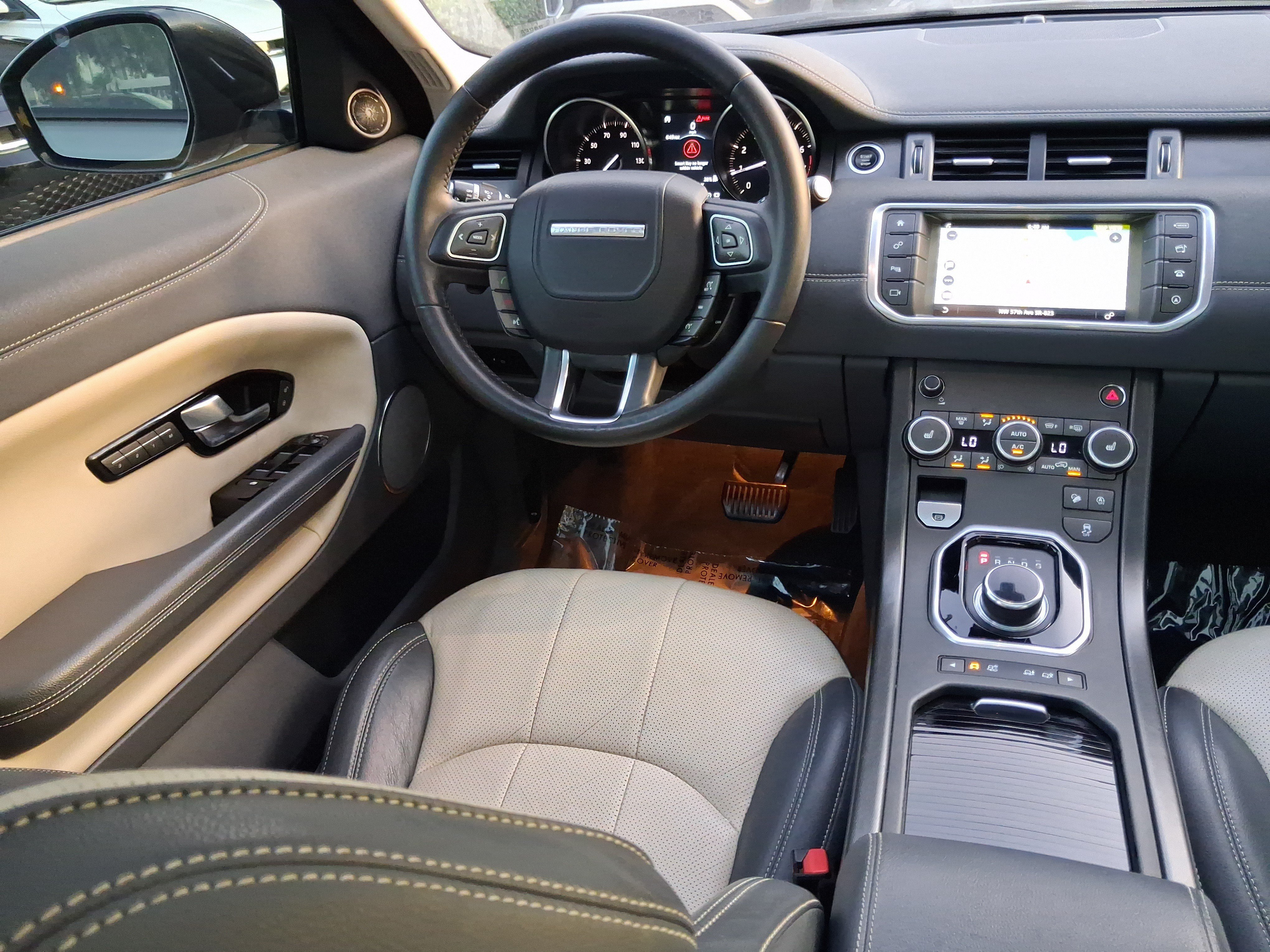Used 2019  Land Rover SE image 10