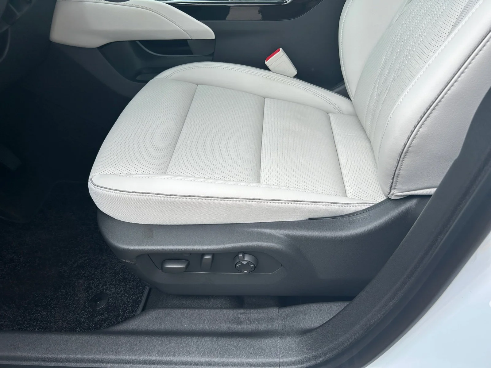 New 2026 Iridescent White Tricoat Buick Avenir AWD image 15