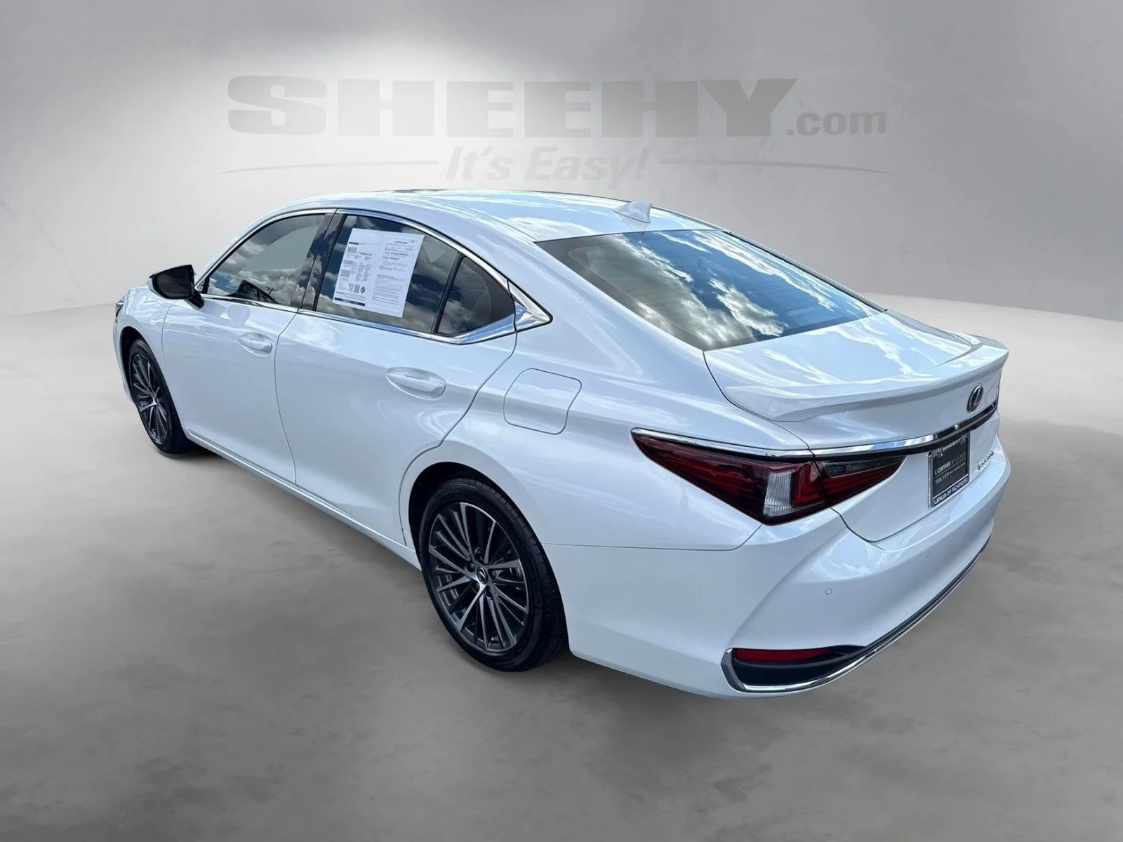 Used 2025 White Lexus 300h image 12