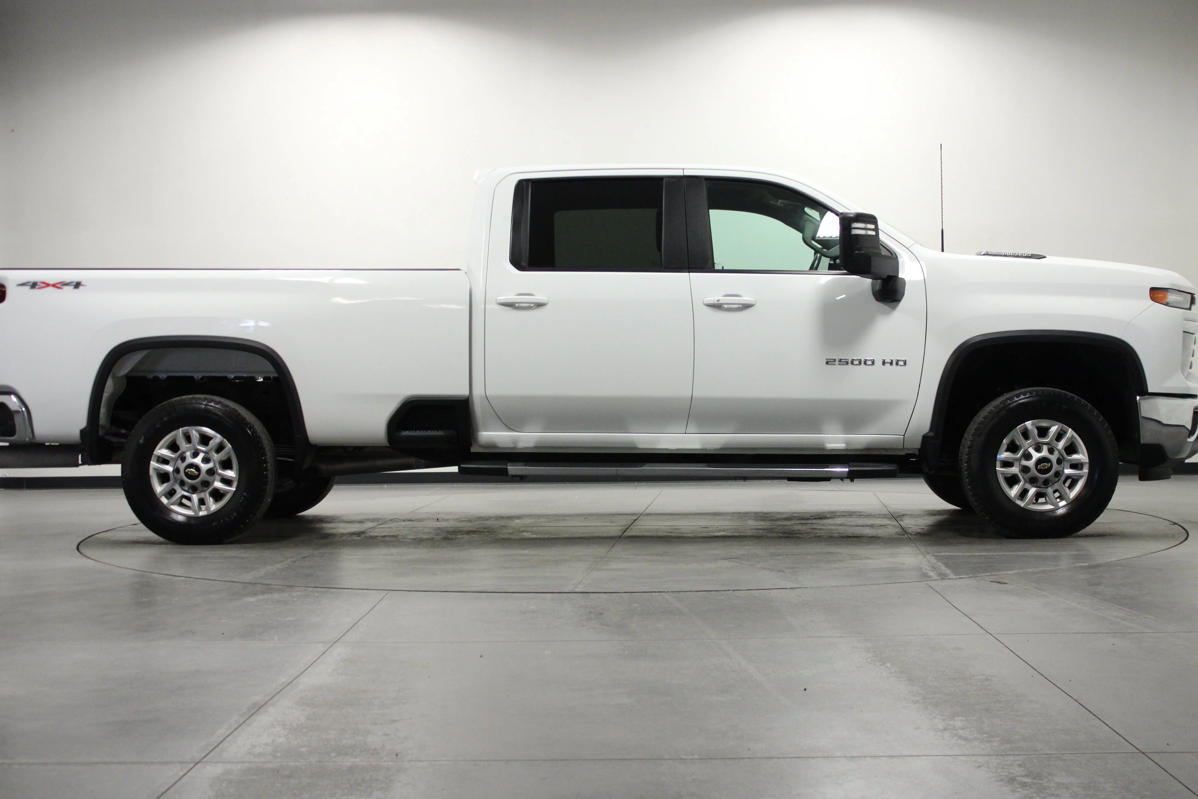 Used 2025 Summit White Chevrolet LT image 3