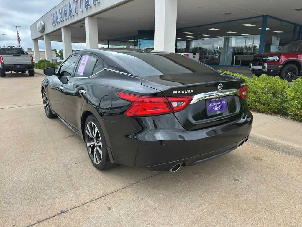 Used 2017 Super Black Nissan Platinum image 10
