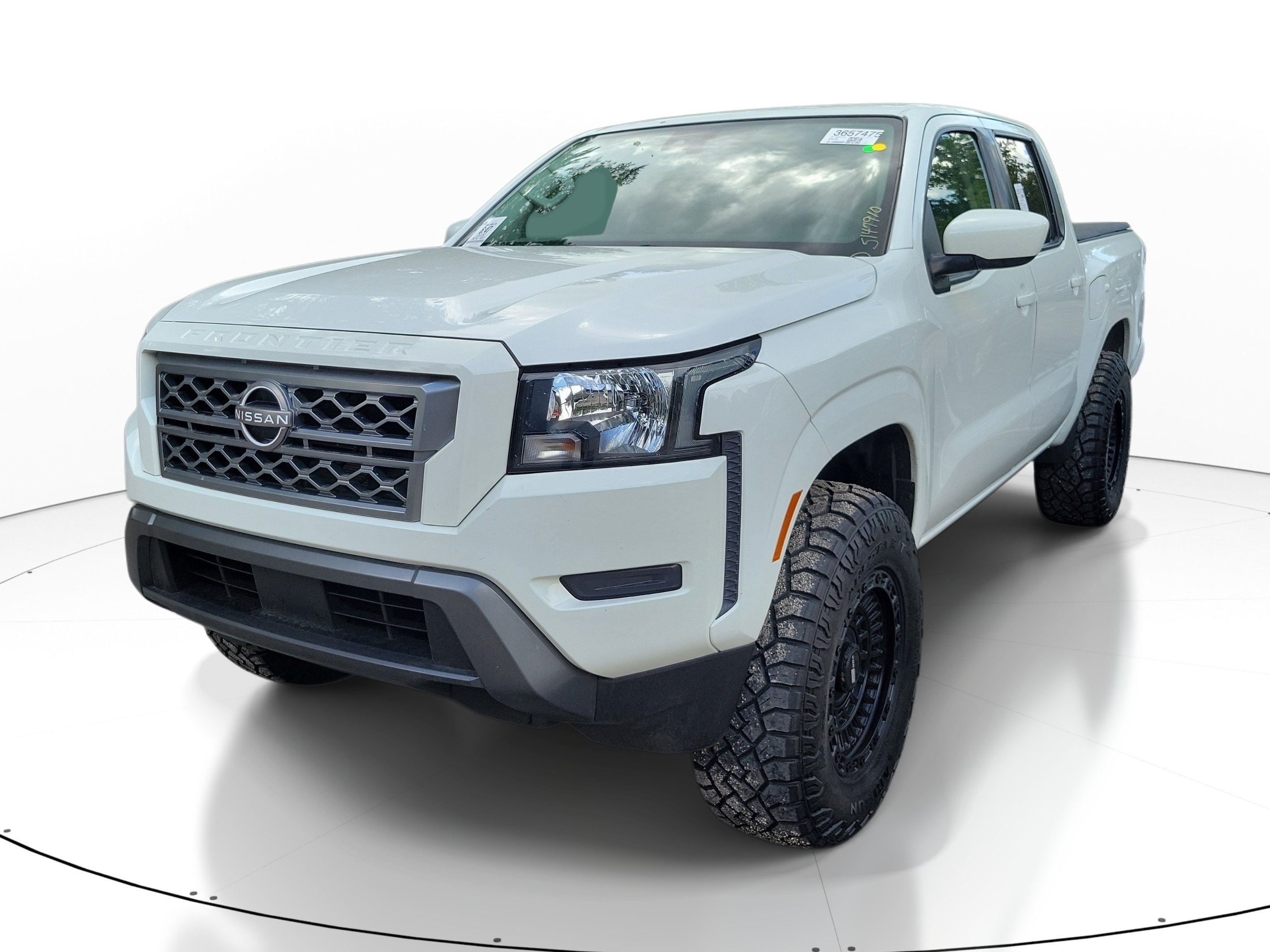 Used 2022 Glacier White Nissan SV image 2