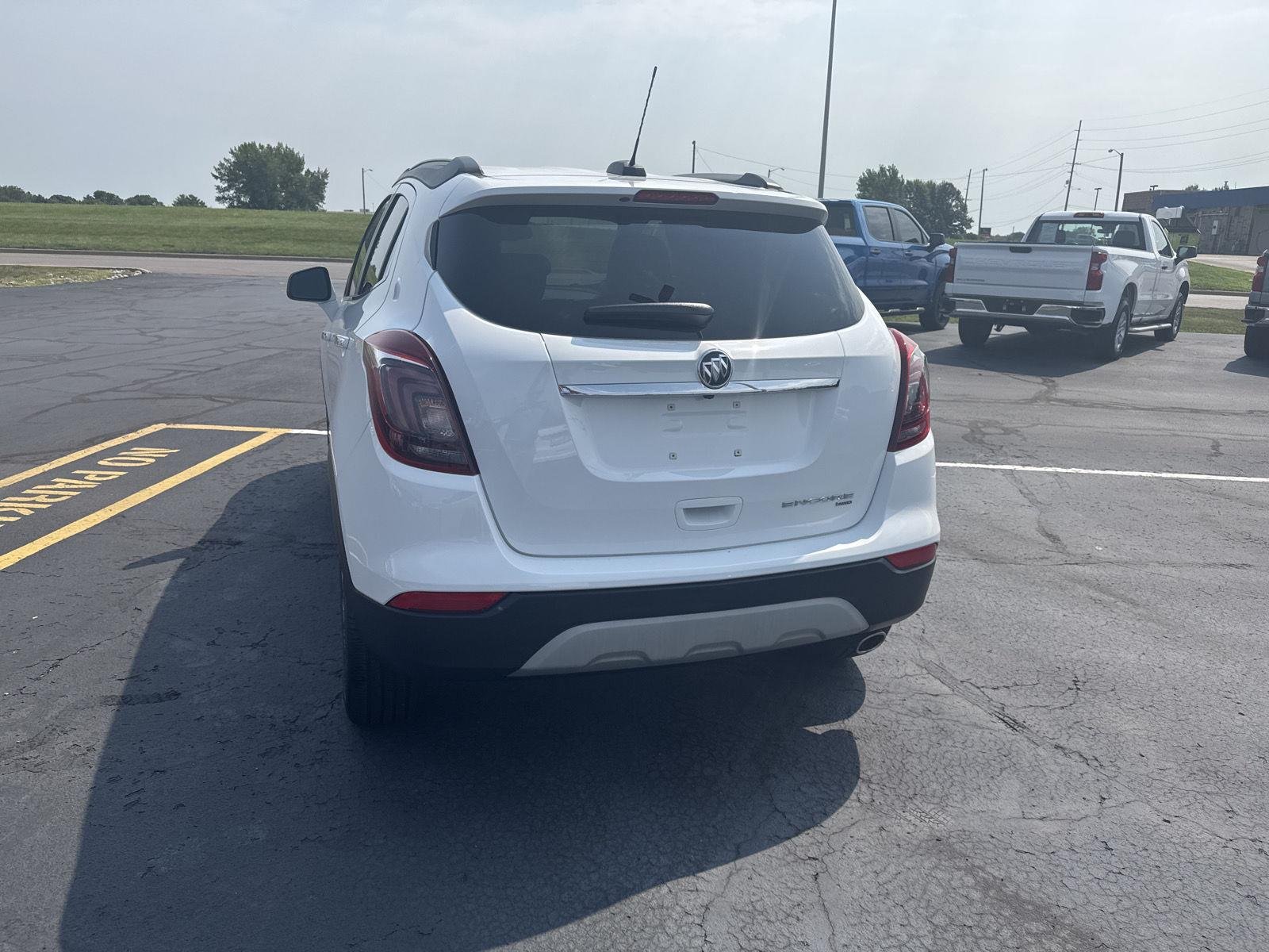 Used 2022 Summit White Buick Preferred image 3