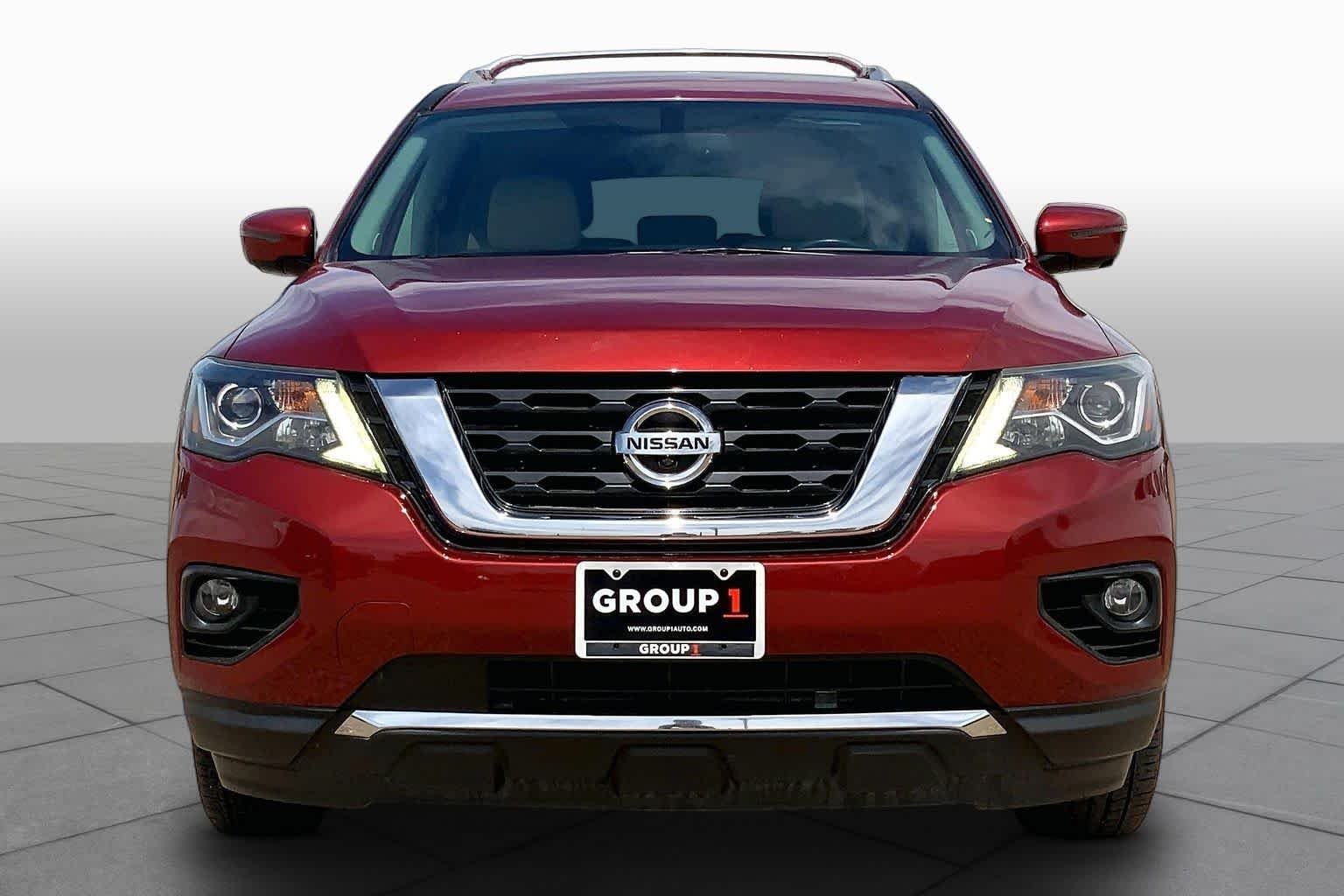 Used 2017 Cayenne Red Metallic Nissan Platinum image 4