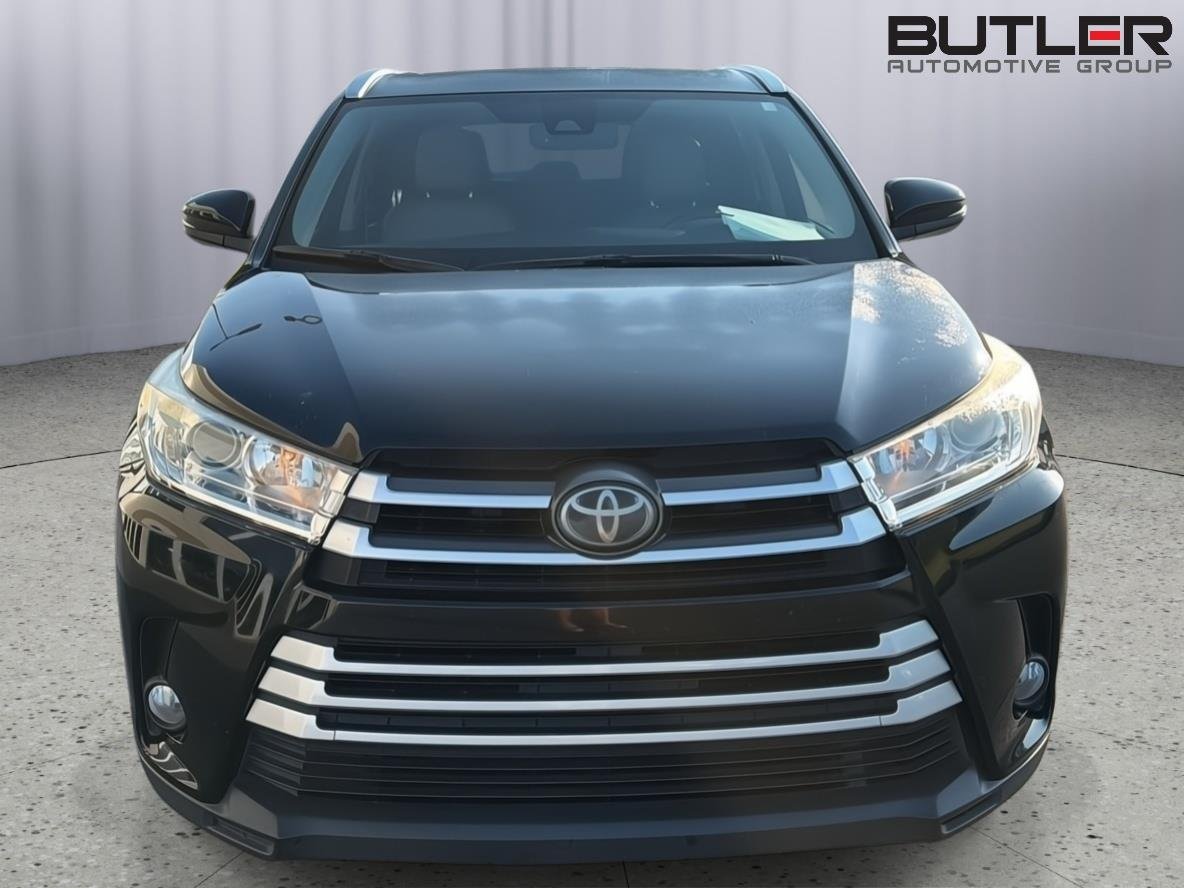 Used 2017 Midnight Black Metallic Toyota XLE image 9