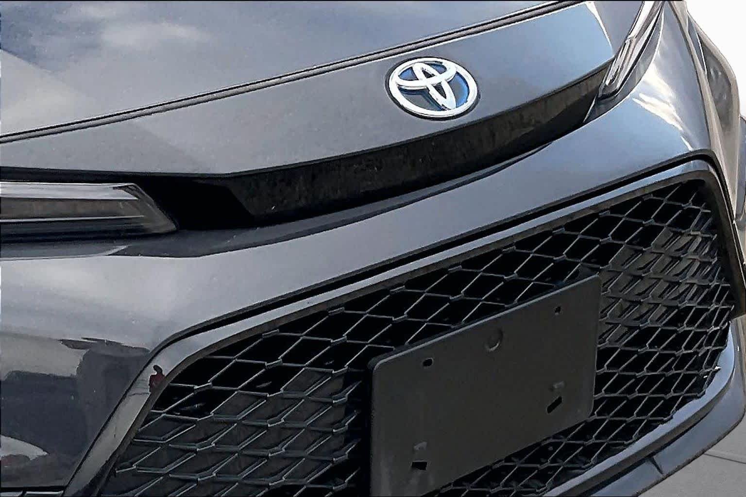 Used 2025 Underground Toyota Hybrid SE image 27