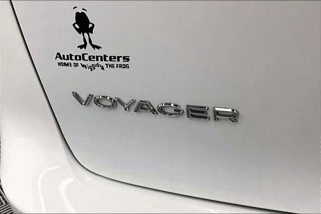 Used 2023 Bright White Clearcoat Chrysler LX image 9