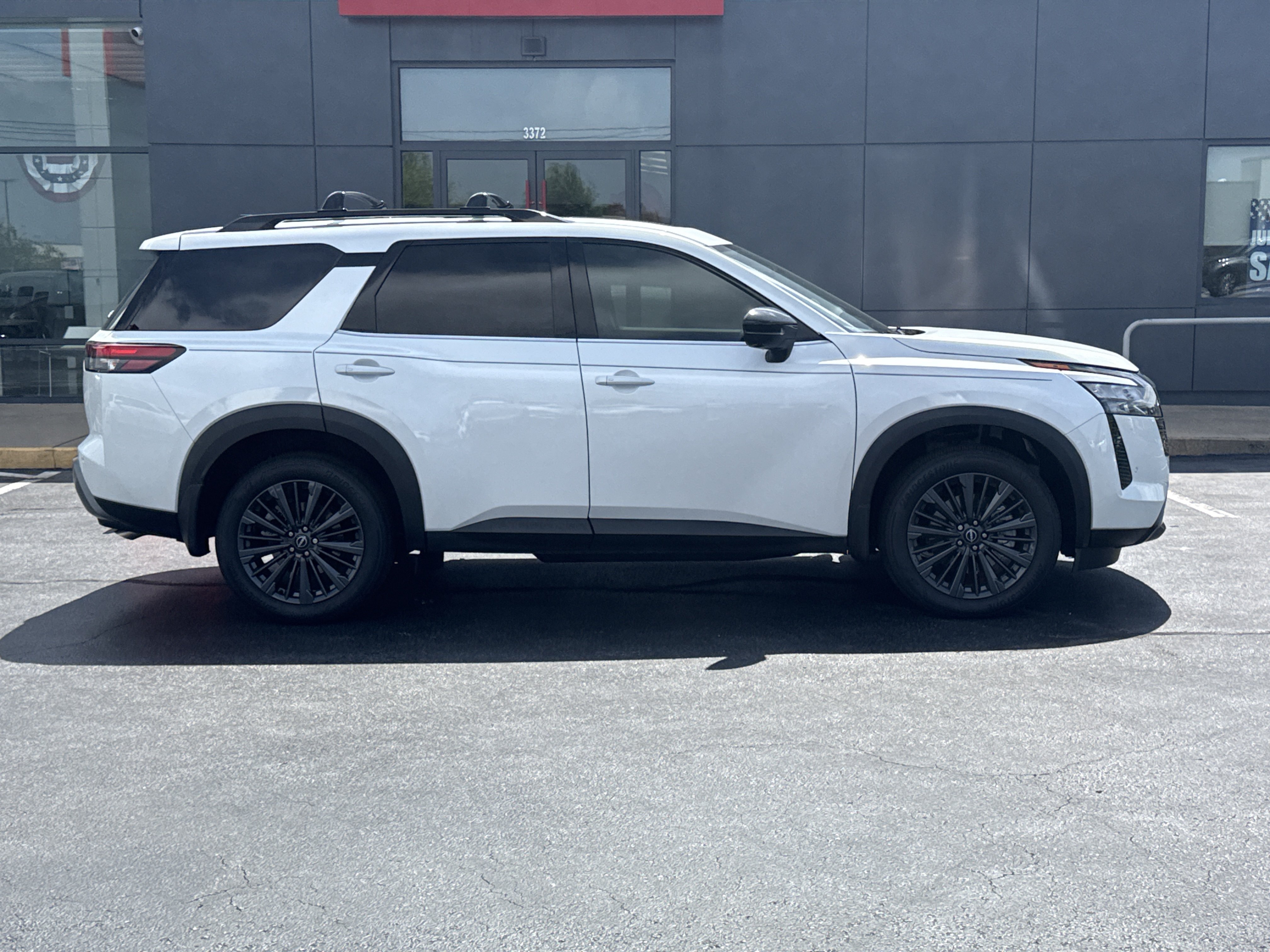 New 2026 Everest White Pearl Tricoat Nissan SL 4WD image 2
