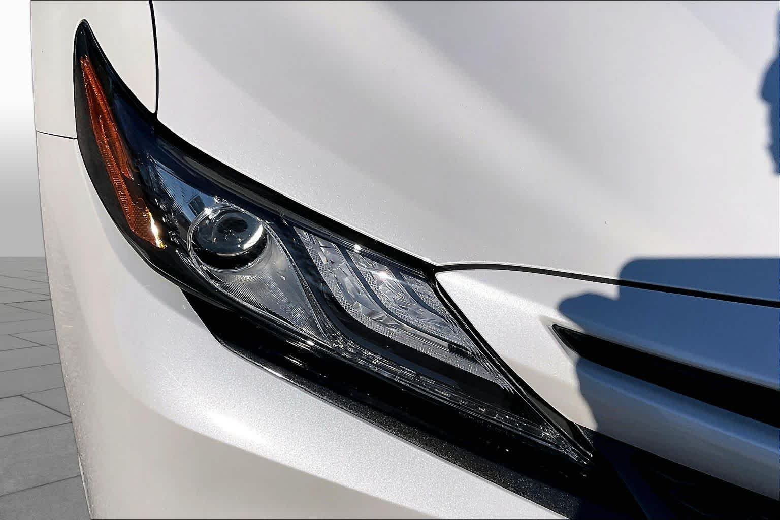 Used 2021 Wind Chill Pearl/Midnight Black Metallic Toyota Hybrid XSE image 28