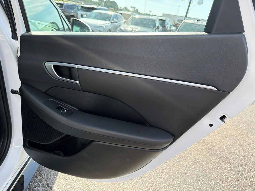 Used 2023 White Hyundai SEL image 16