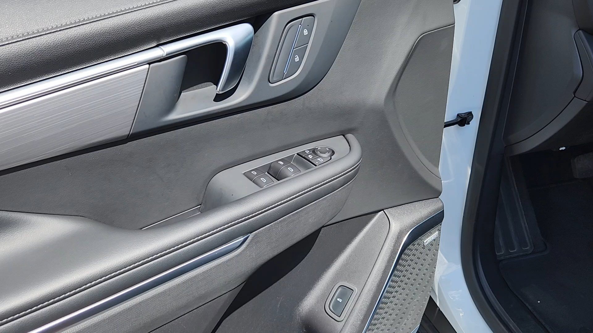 Used 2025 Summit White Buick Preferred image 7