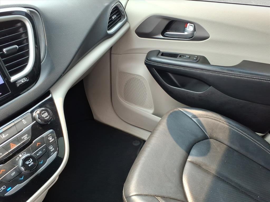 Used 2022 Bright White Clearcoat Chrysler Touring L image 24