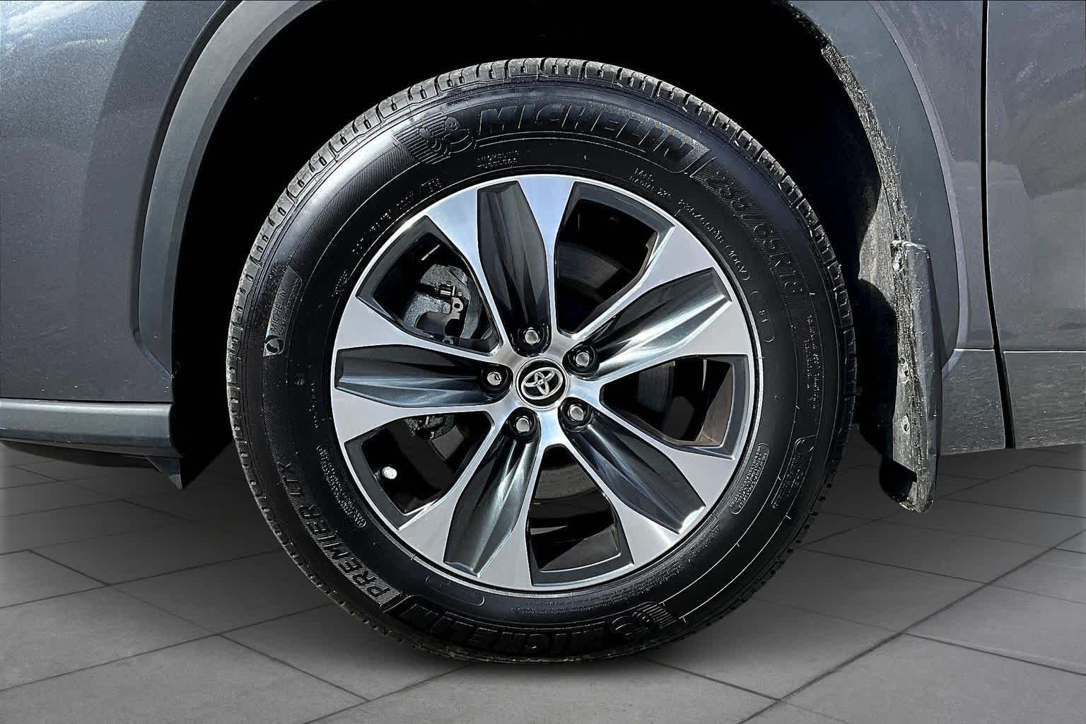 2025 Toyota Highlander XLE - Photo 11