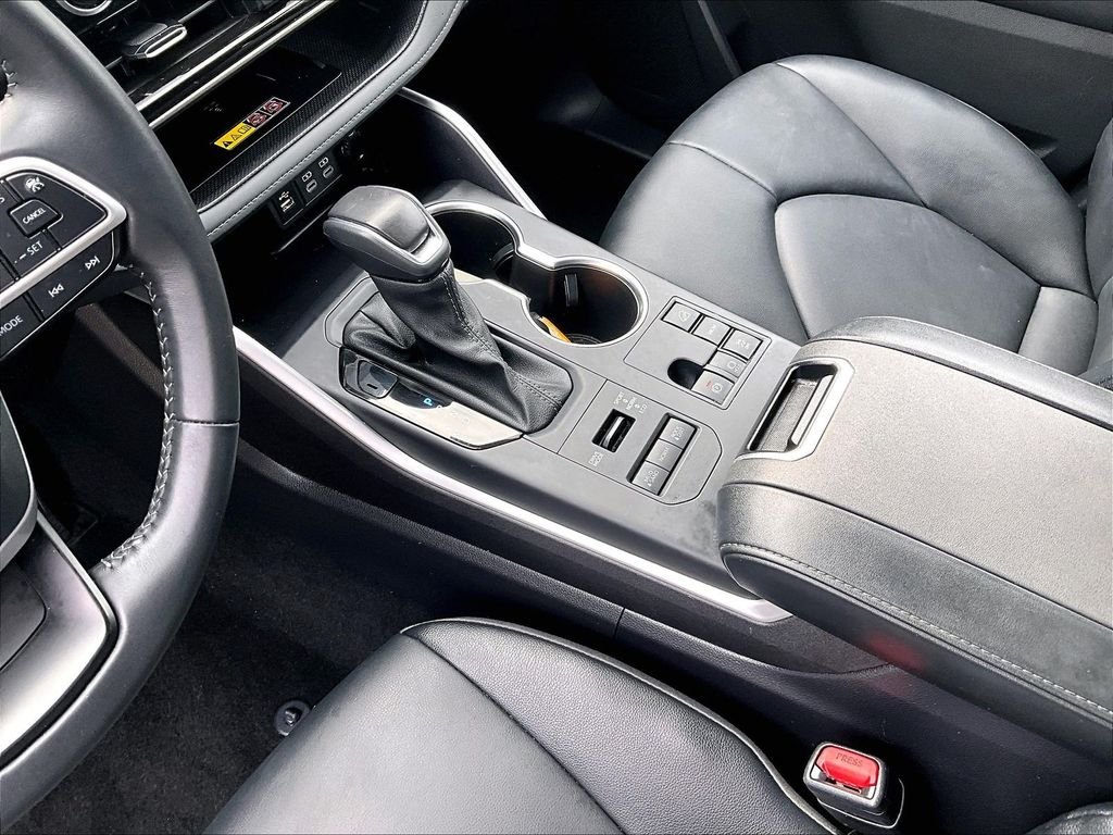 Used 2025 Silver Toyota XLE image 21