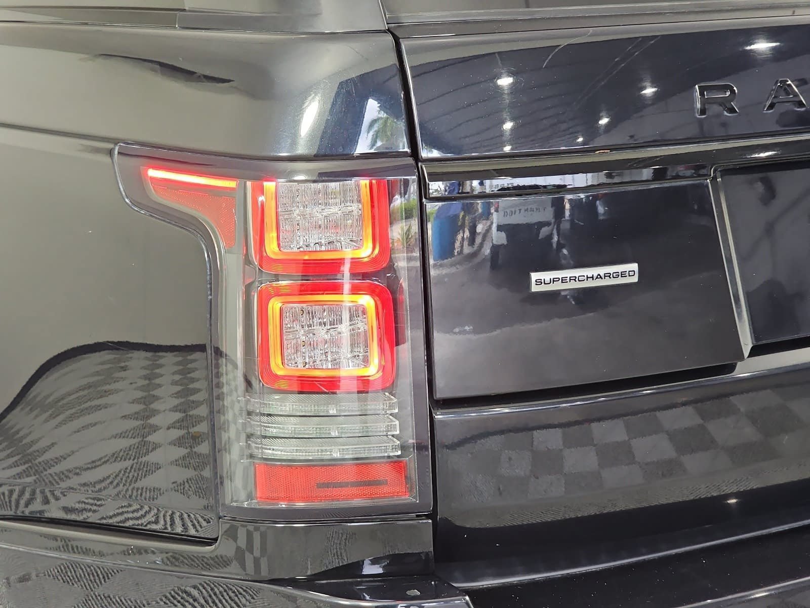 Used 2017 Black Land Rover 5.0L V8 Supercharged image 32