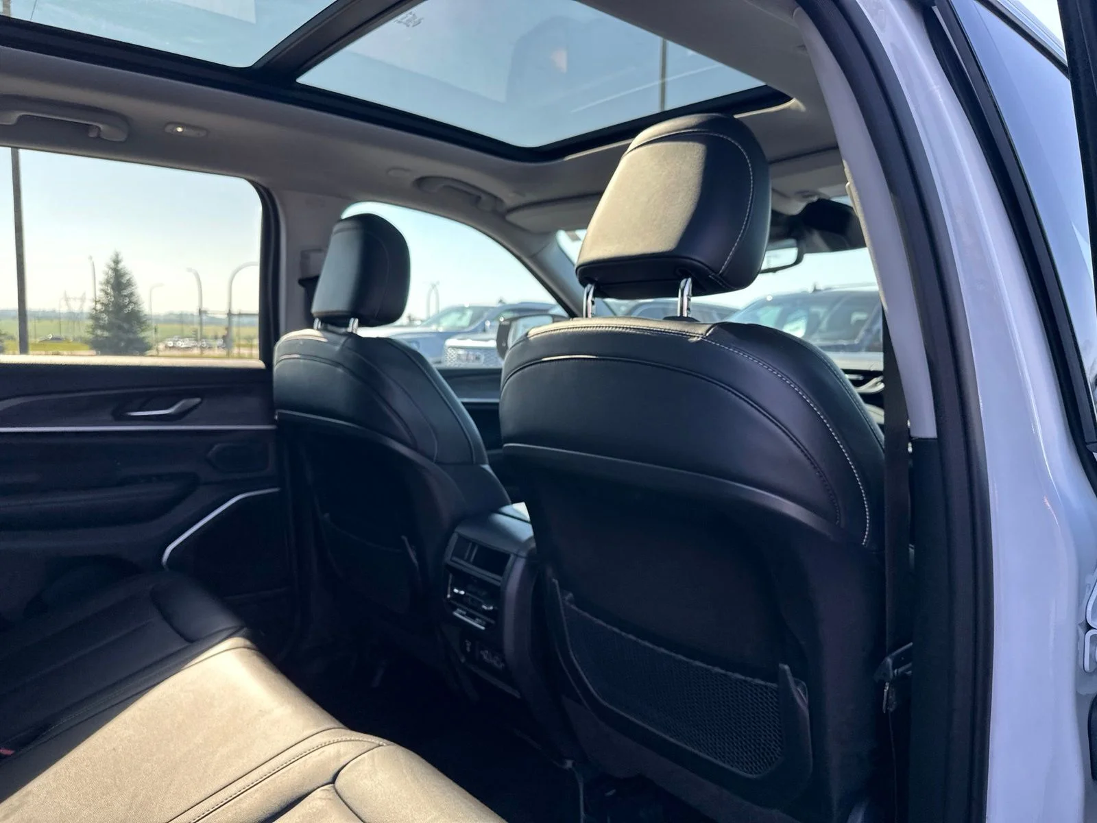Used 2022 White Jeep 4xe image 31