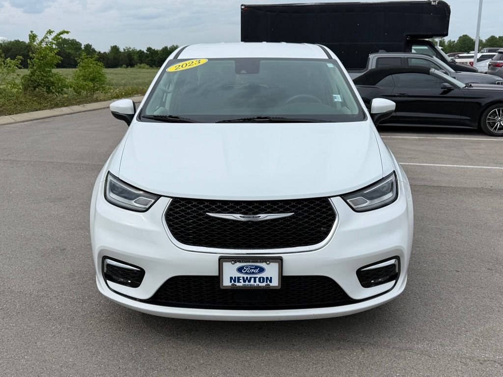 Used 2023 Bright White Clearcoat Chrysler Touring L image 39