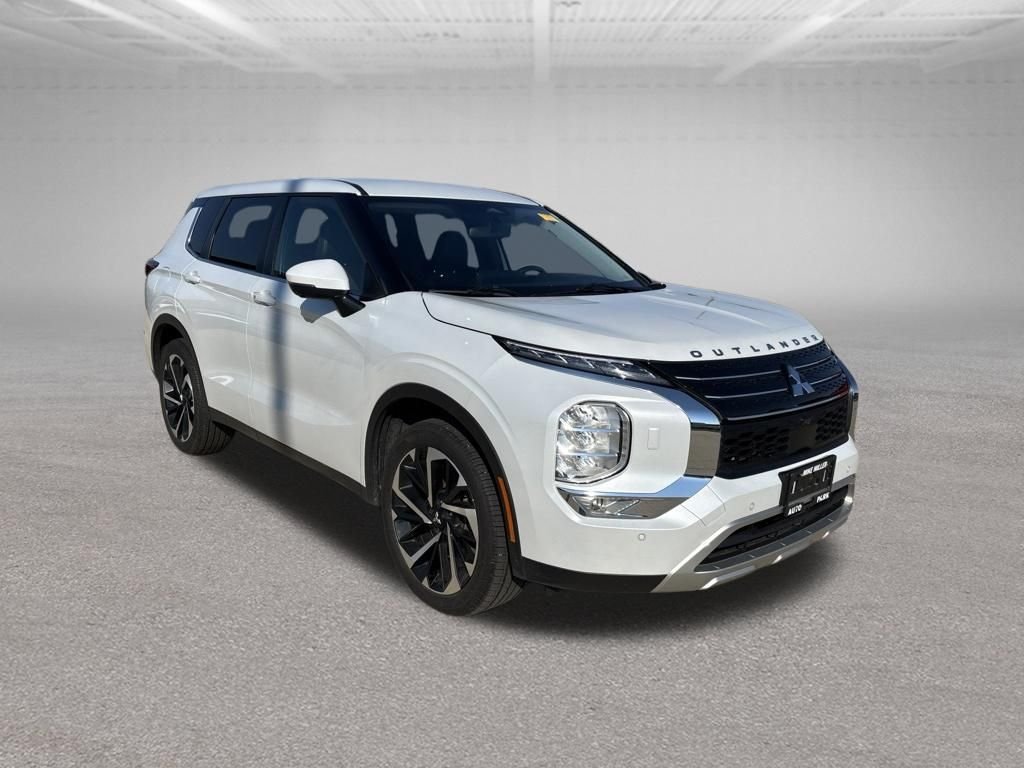 Used 2023 White Diamond Mitsubishi SE image 7
