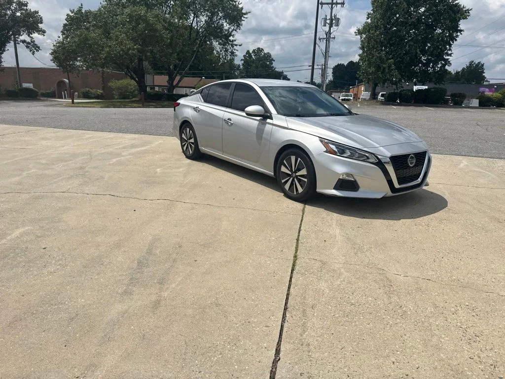 Used 2021 Silver Nissan 2.5 SV image 2