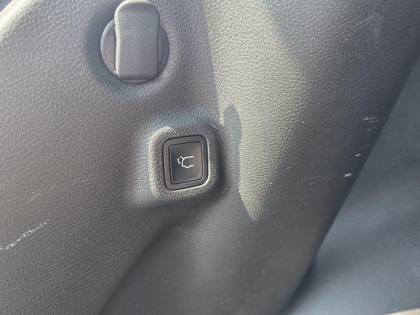 Used 2025 Bright White Clearcoat Jeep Limited image 34