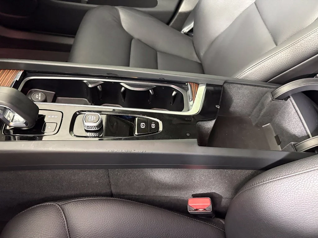Used 2024 White Volvo T8 Plus Dark Theme image 30