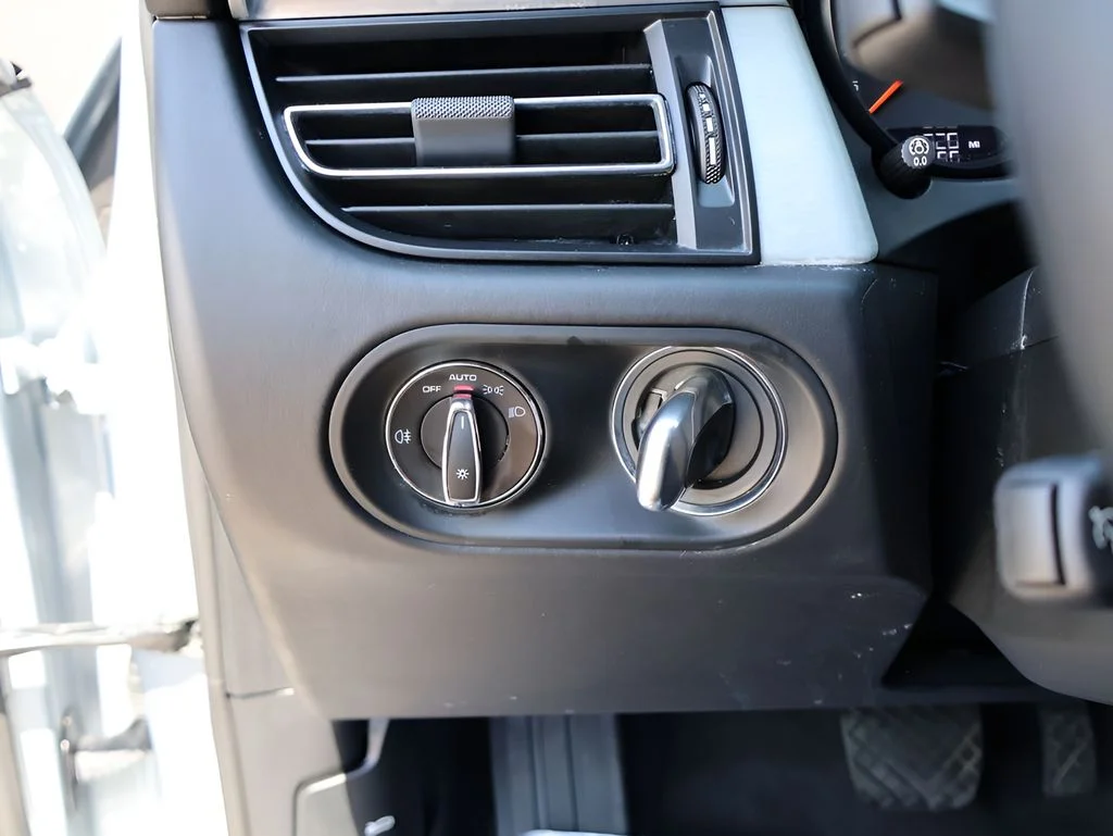 Used 2020 Dolomite Silver Metallic Porsche Turbo image 33