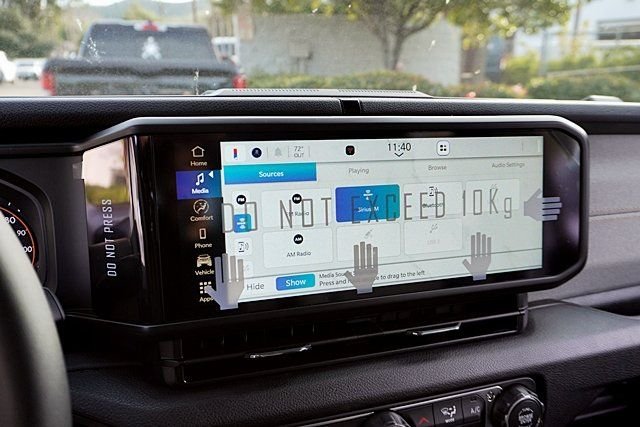 New 2026 Bright White Clear-Coat Exterior Paint Jeep Sport S image 30